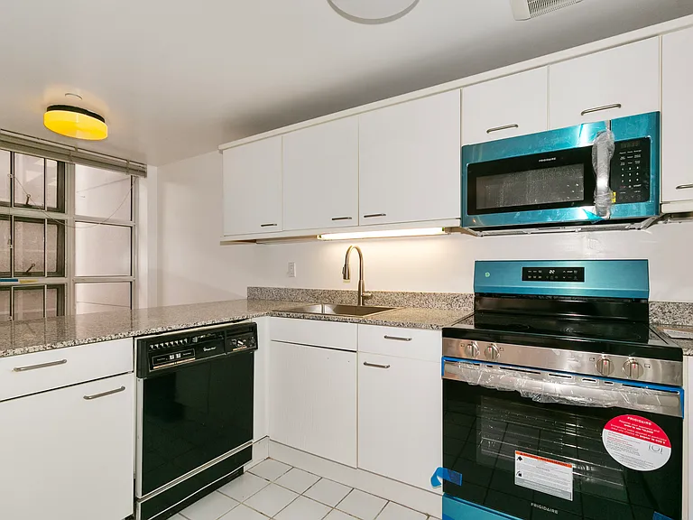 100 Cuttermill Rd — Photo 15