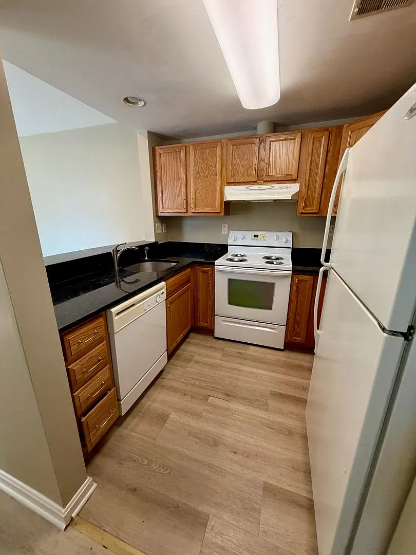 Astor Court Apartments — Photo 3