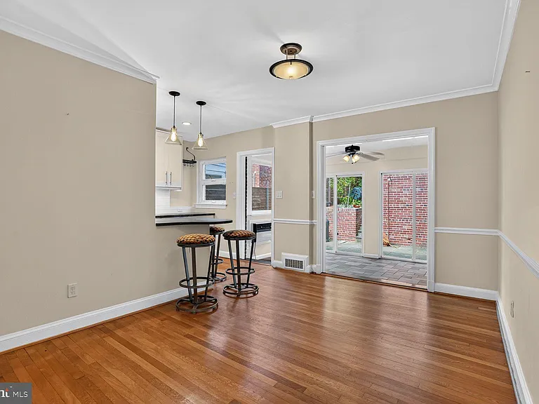 2333 Huidekoper Pl NW — Photo 3