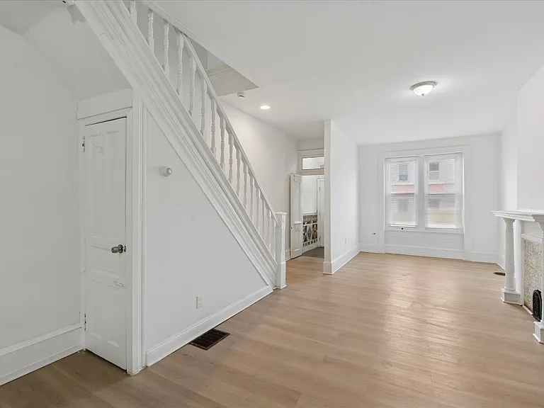 2054 W Glenwood Ave — Photo 7