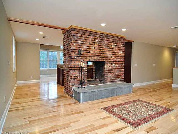 5th image of 105 Lakeshore Dr
