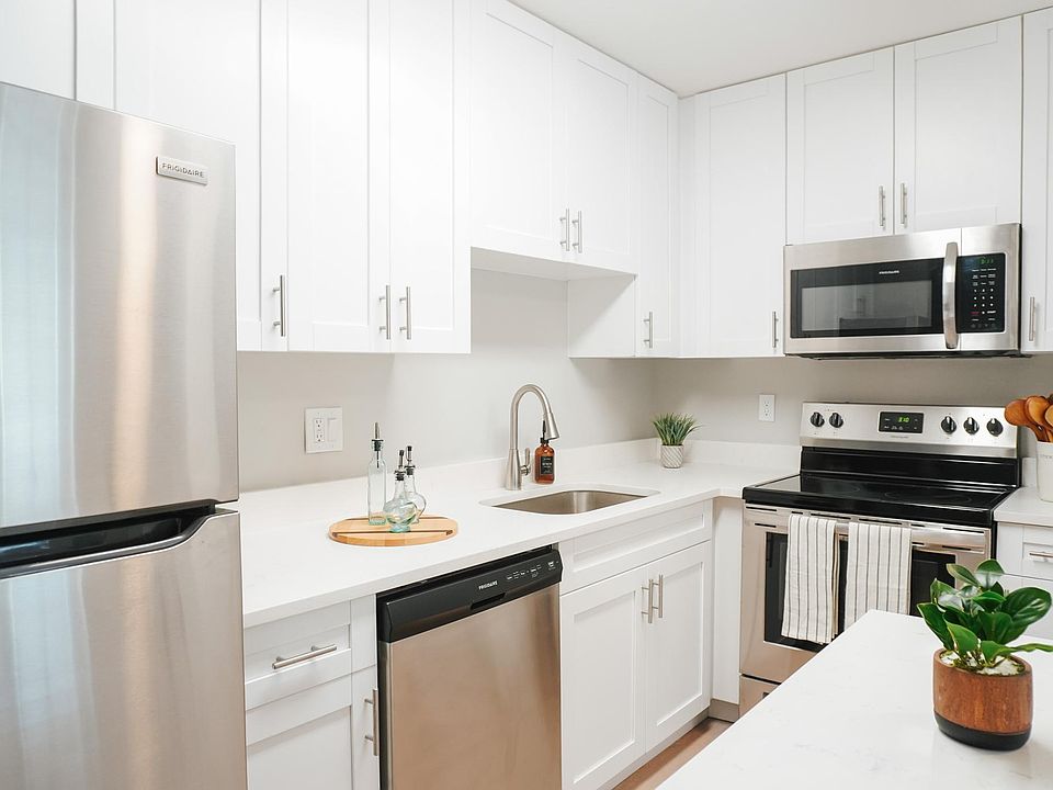 Full Kitchen (cabinets & appliances may vary)