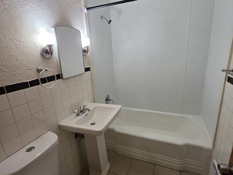 108 SE 8th St #B — Photo 6