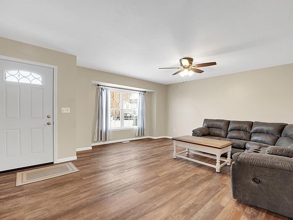 3rd image of 1270 Woods Dr