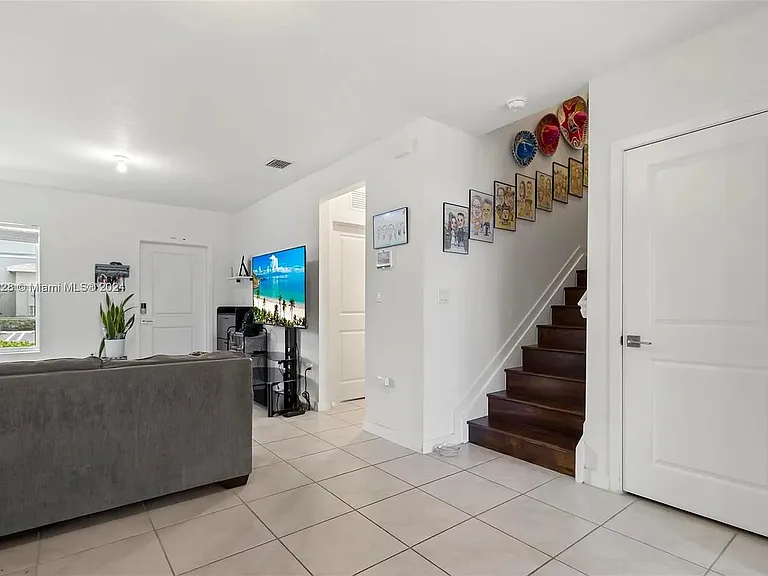 389 NE 5th Pl — Photo 9