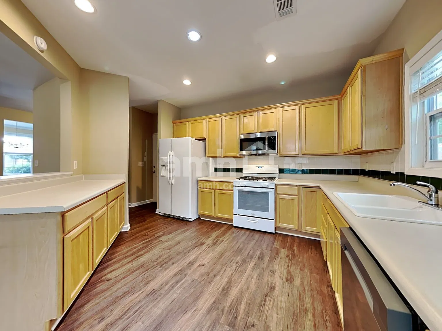 3 bed, 2.5 bath, 2662 sqft, $2,720 — Photo 3