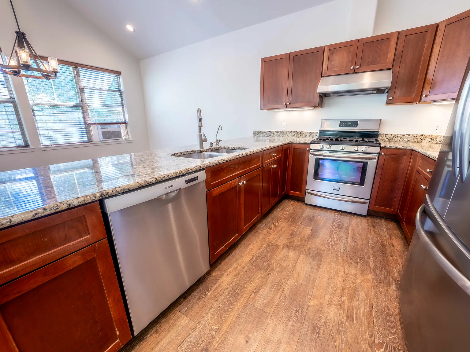 530 Evans Ct — Photo 2
