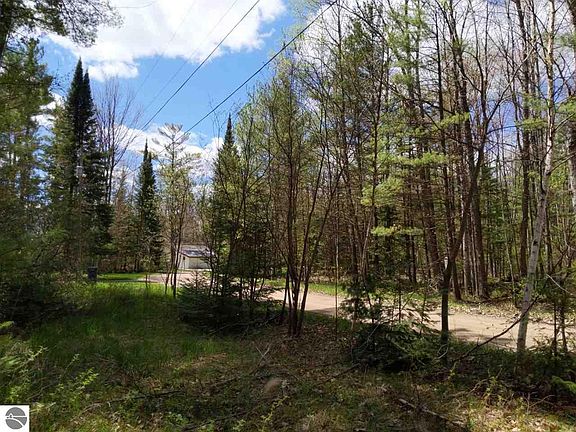 5th image of Birchcrest Dr