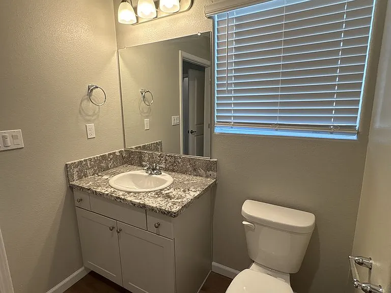 518 S Summit St #101-103 — Photo 15