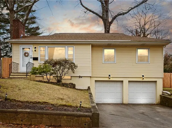 6 Harrington Dr, Johnston, RI 02919