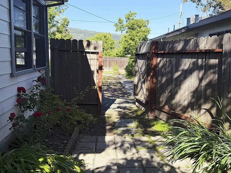 887 Lorna Dr — Photo 18