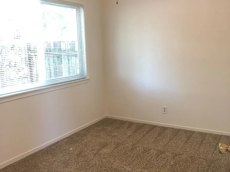 3228 Fairview Ct — Photo 9