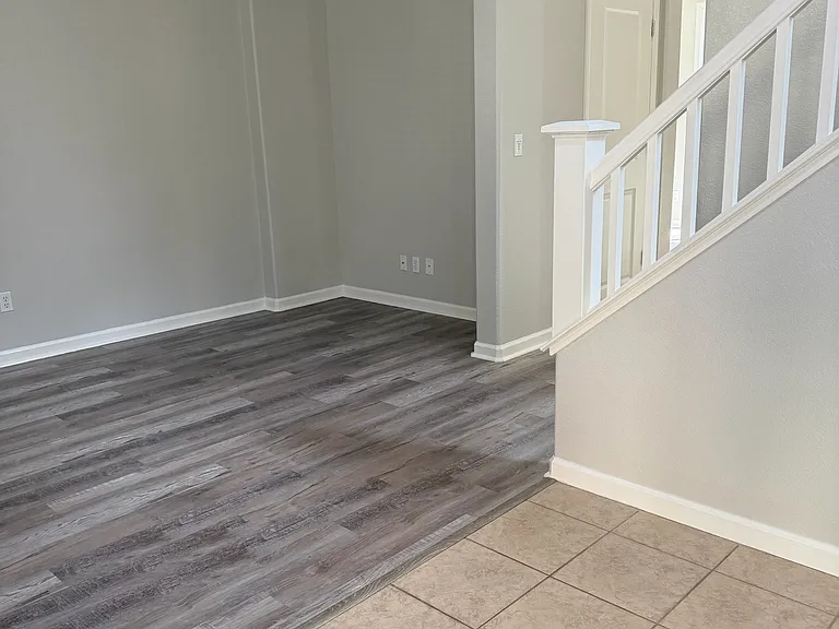 Hyannis Port Pl — Photo 8
