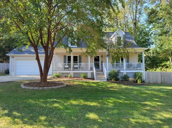 8202 Daltonshire Dr, Oak Ridge, NC 27310