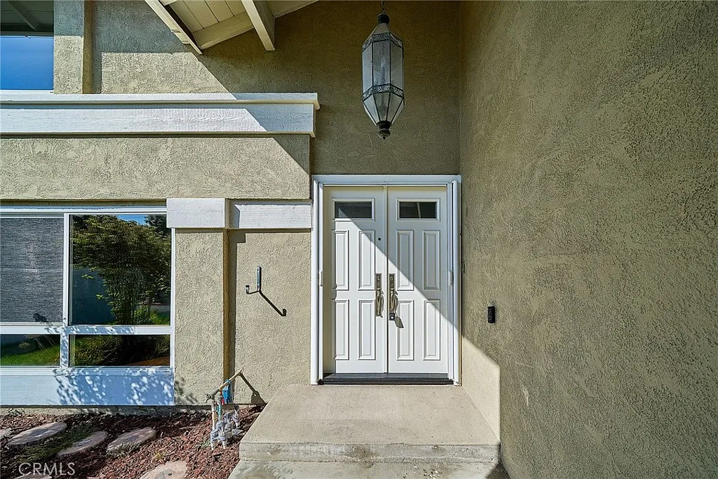 5 bed, 2.5 bath, 2400 sqft, $5,900 — Photo 3