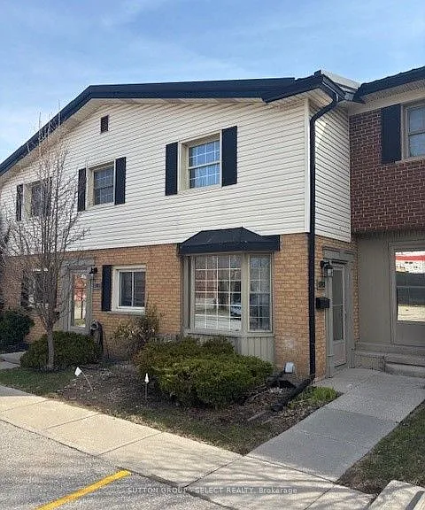 1183 Oxford St W — Photo 1