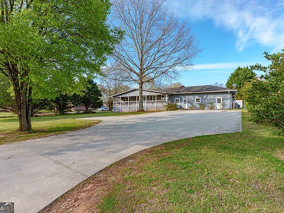 2nd image of 560 Lee Byrd Rd