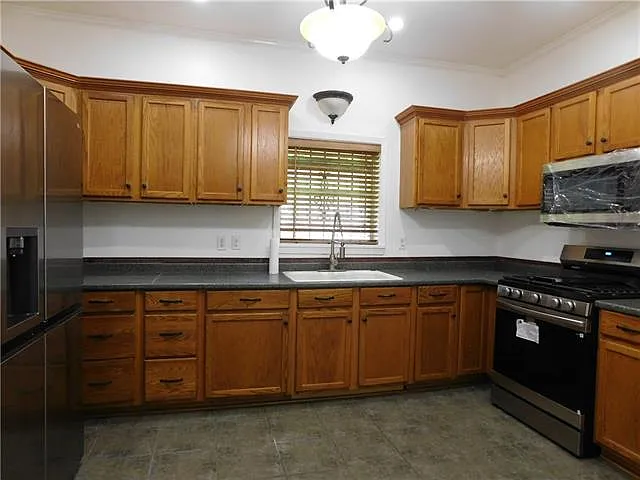 2120 Convention St — Photo 8