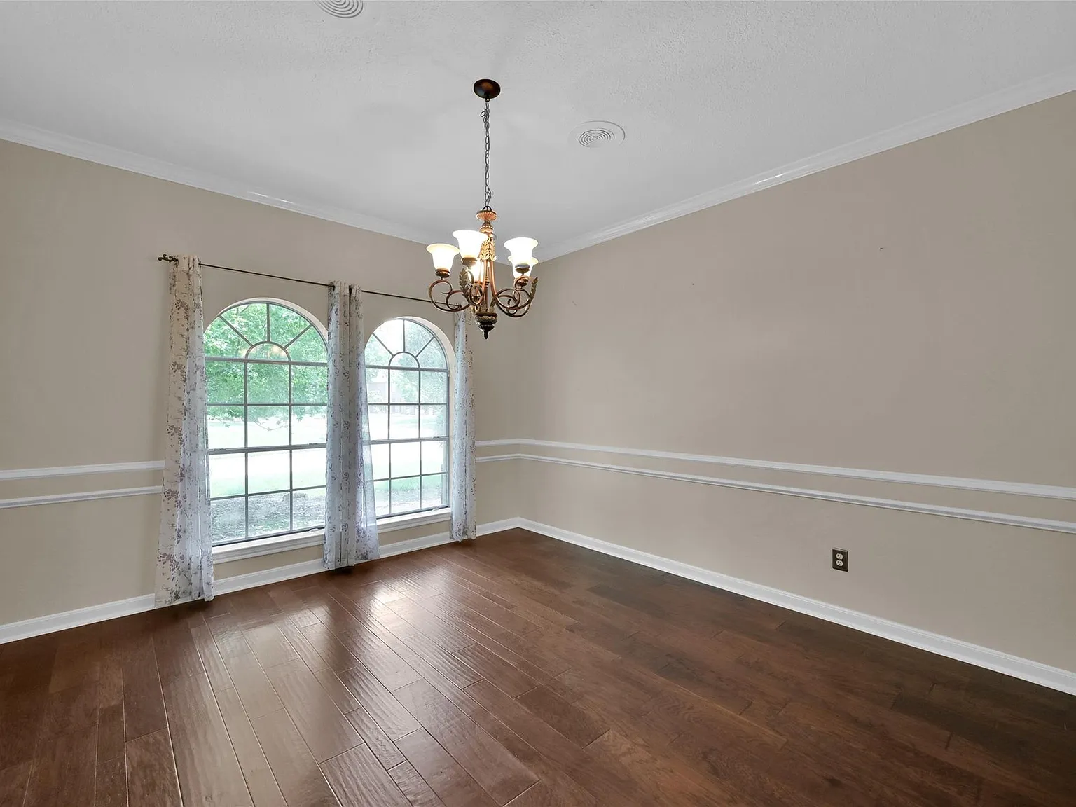 3 bed, 2.5 bath, 3140 sqft, $3,100 — Photo 3