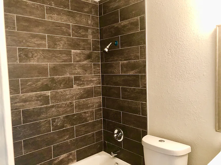 913 Russell Ln — Photo 4