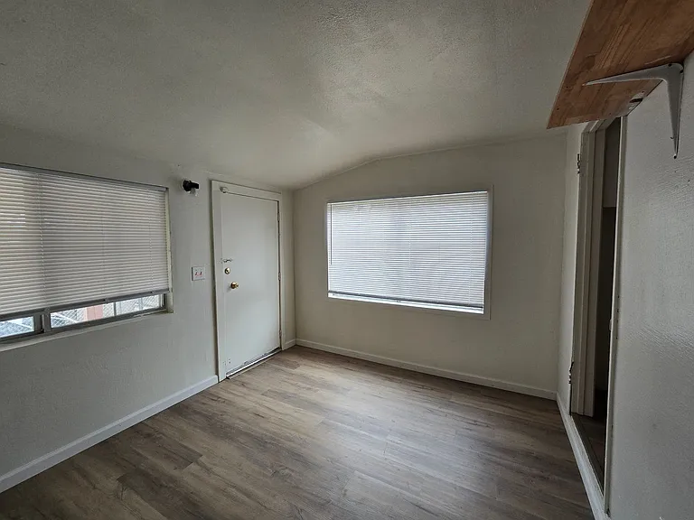 937 W 20th St — Photo 3