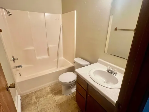 1005 19th St SW APT 6, Jamestown, ND 58401