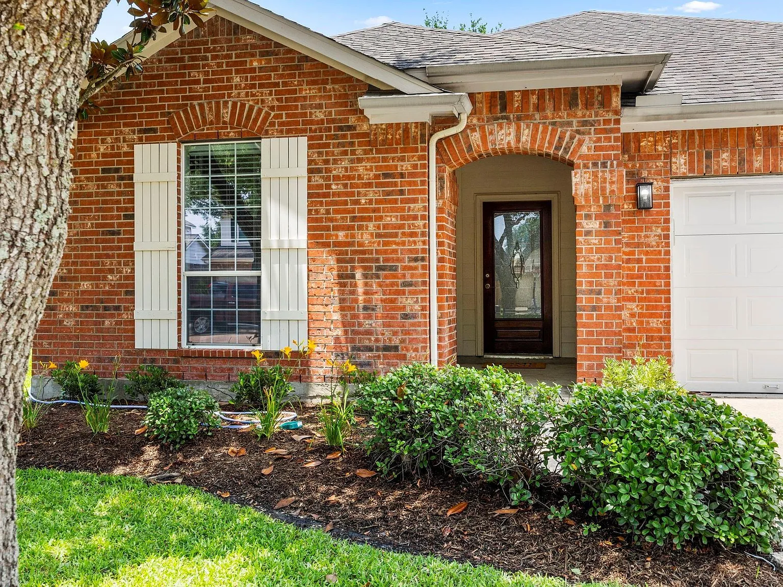 4 bed, 2.0 bath, 1940 sqft, $2,300 — Photo 3