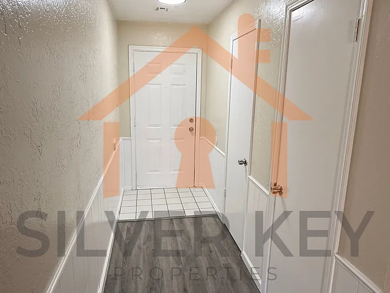 933 SW 60th St — Photo 3