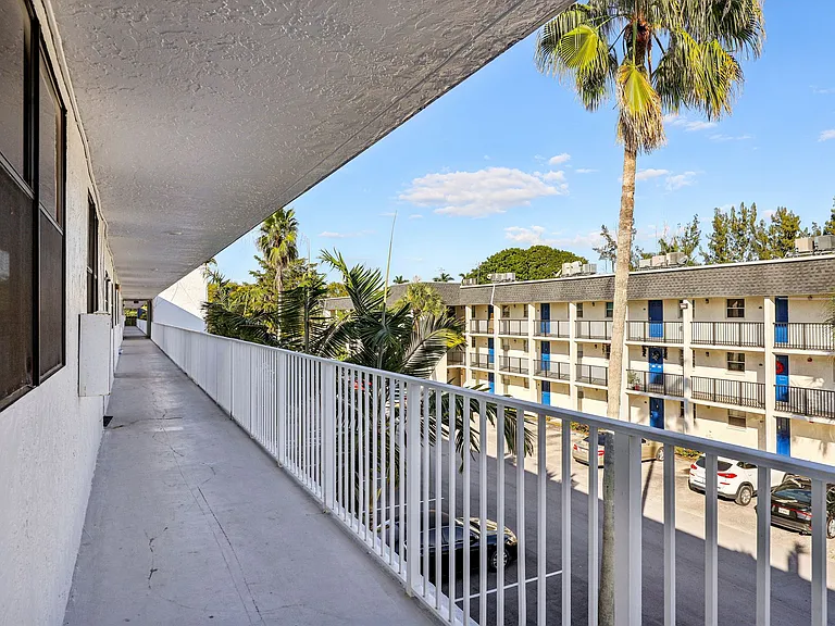 5060 SW 64th Ave — Photo 13