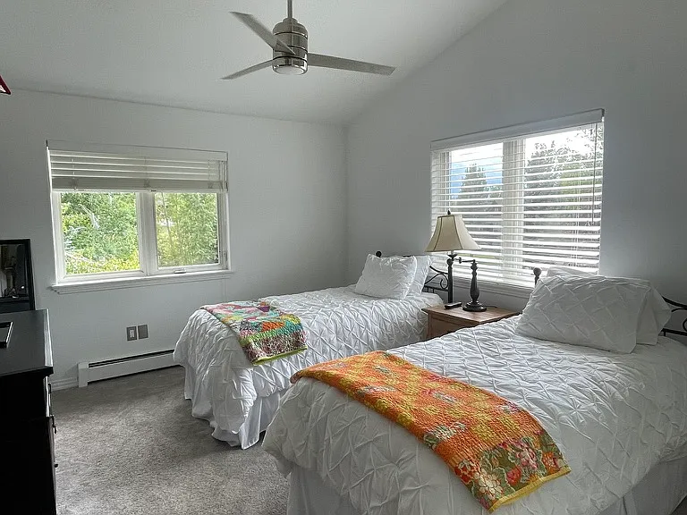 Guest bedroom. Two twin beds.