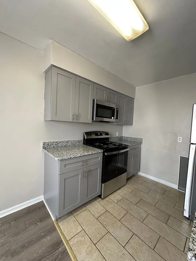724 W. 35TH Street — Photo 4