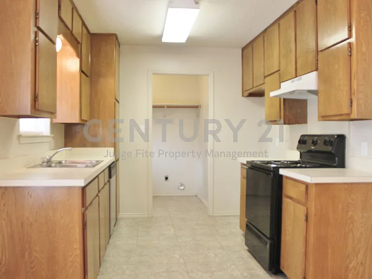 1104 Curtis Dr — Photo 3