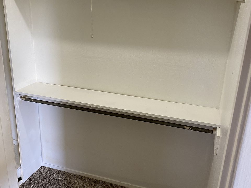 Efficiency walk-in closet