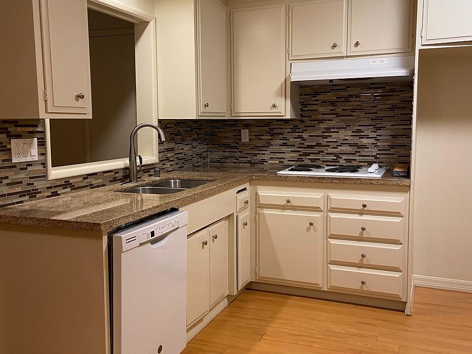 large kitchen, big enough for breakfast table or bar top