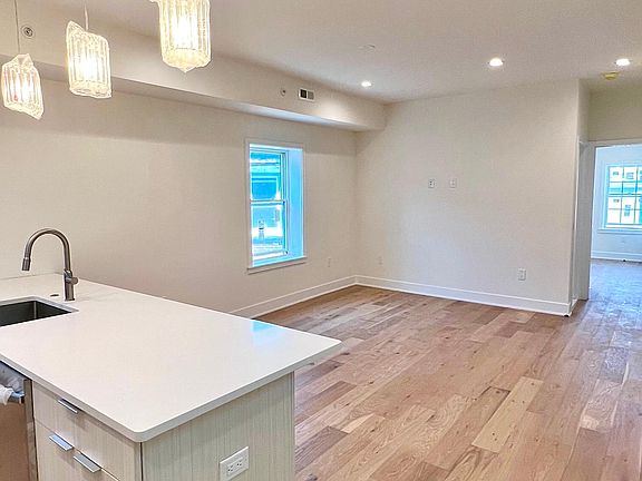 3rd image of 2303 Green St #5