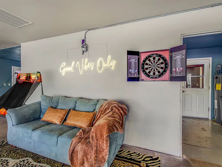 1800 Burgundy Dr — Photo 46