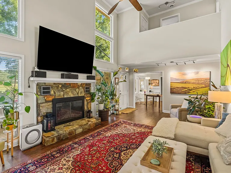 223 Ivy Cir — Photo 5