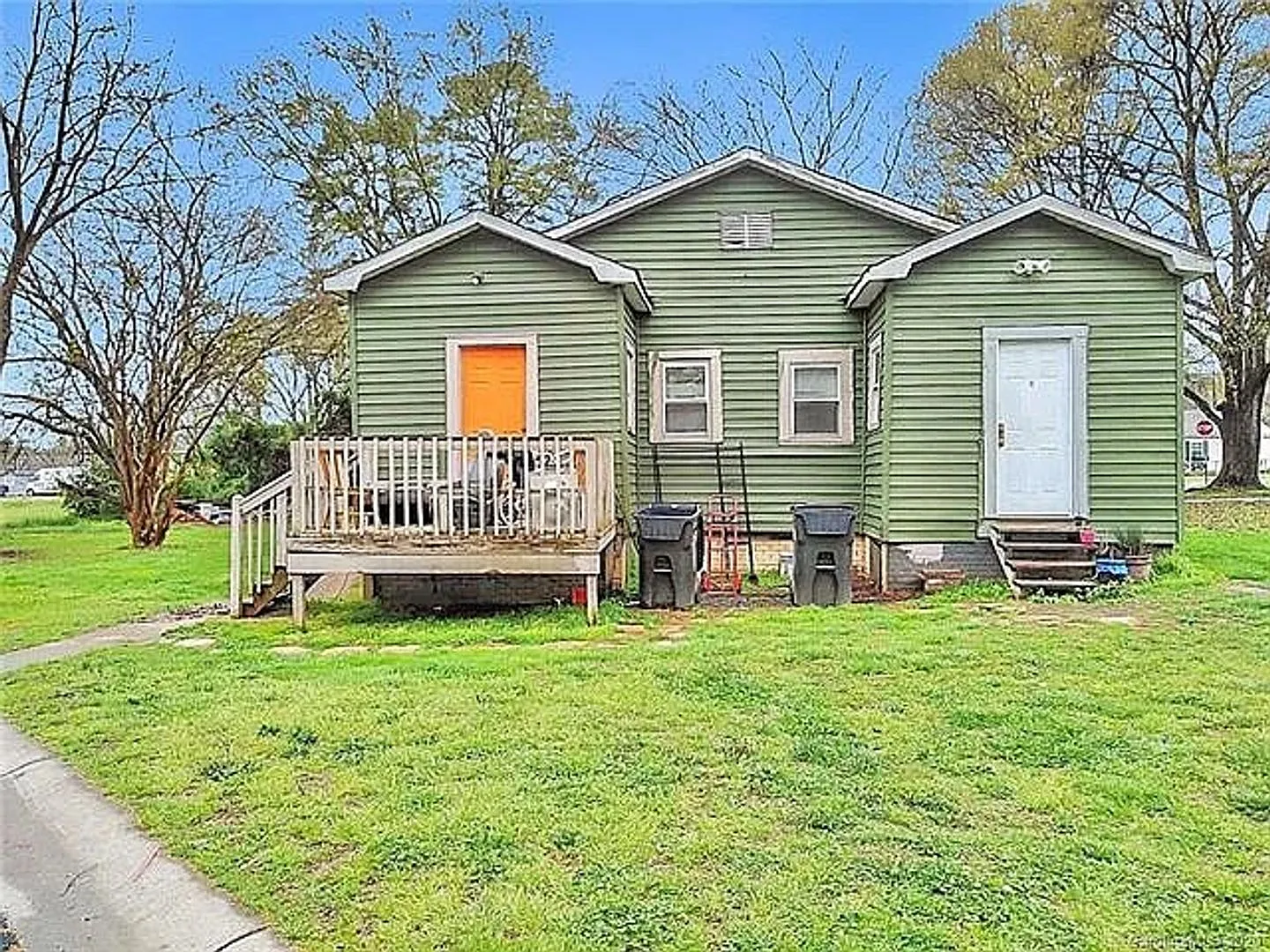 Room in 3 Bedroom Home at Centre St — Photo 3