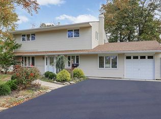 26 Stillwell Rd, Kendall Park, NJ 08824