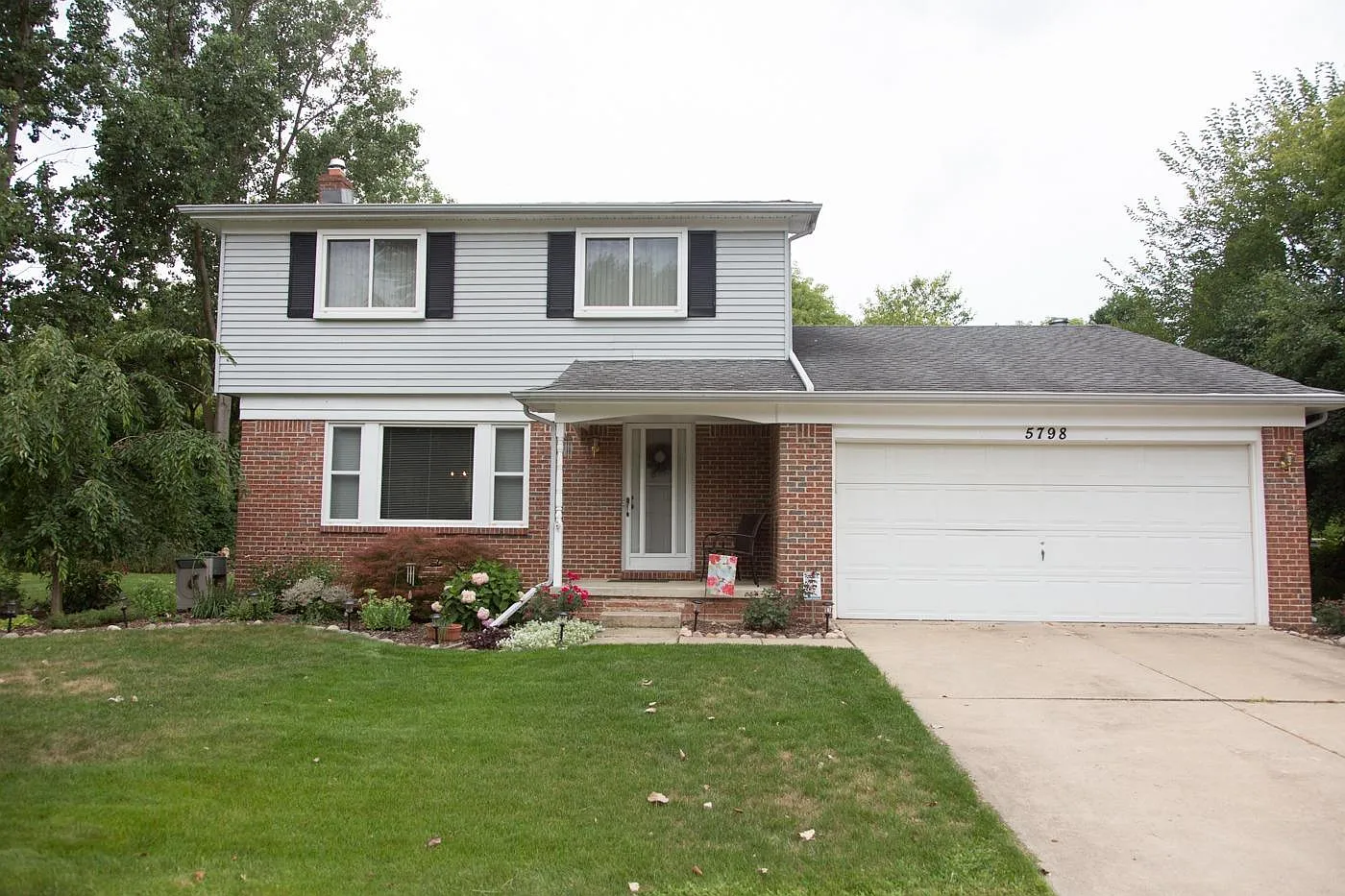 5798 Huntington Dr photo 1