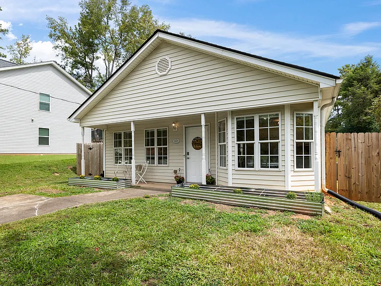 2425 Belaire Dr — Photo 2