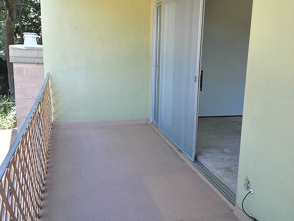 3rd image of 950 Roble Ave APT 2