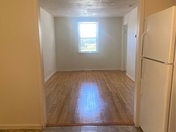 4th image of 1319 Victoria Ave #1
