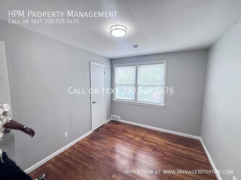 885 S Green Rd #4 — Photo 3