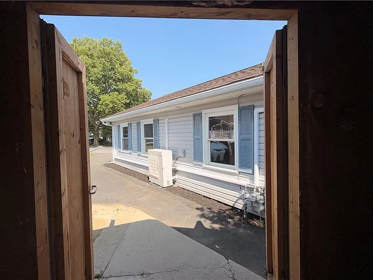 49 Seyfried Ave — Photo 51