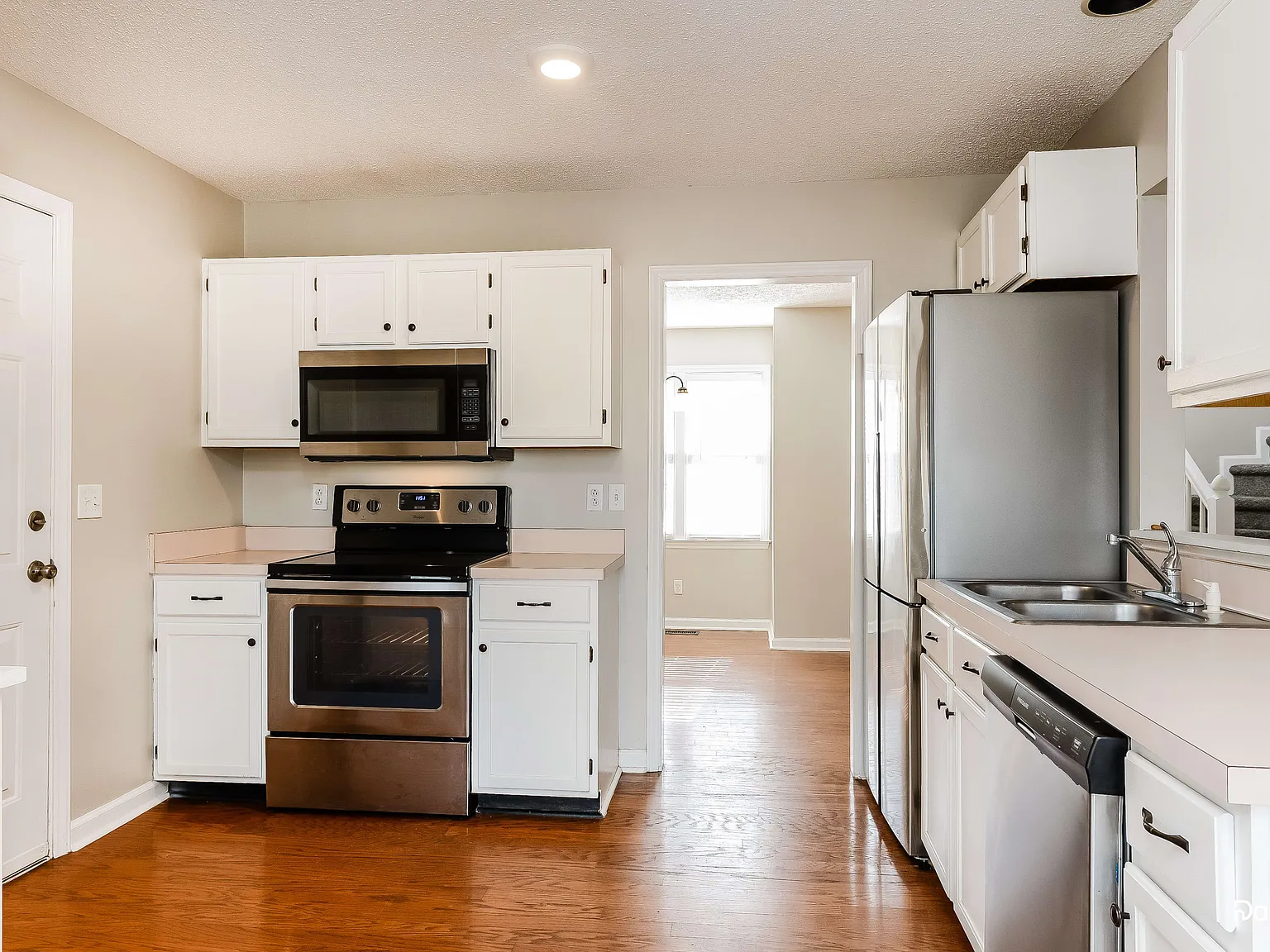 3 bed, 2.0 bath, 1511 sqft, $1,900 — Photo 2
