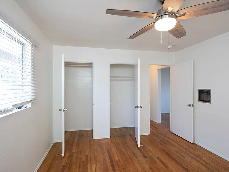 Talmadge Pacific Apartments — Photo 10
