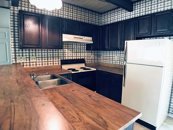 2nd image of 2820 Park Cir