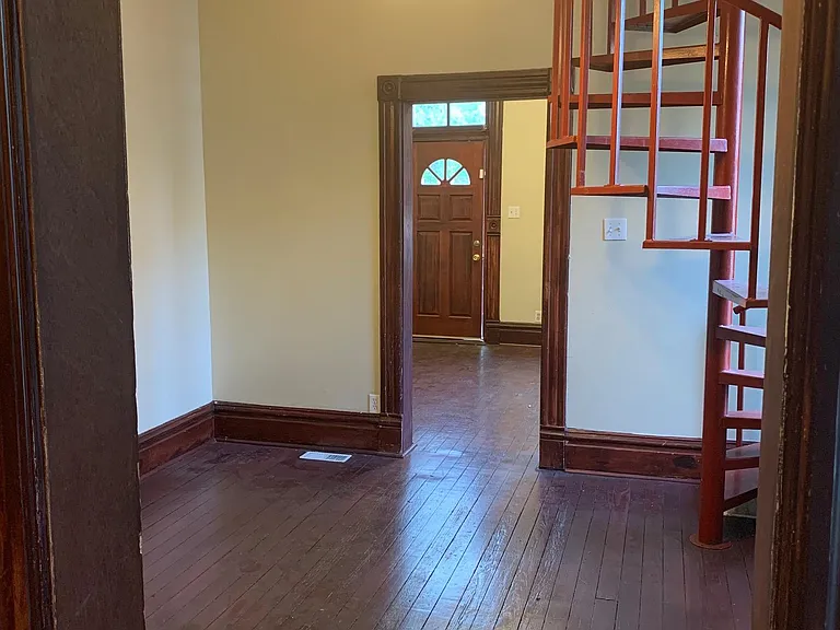 1016 Barton St — Photo 5