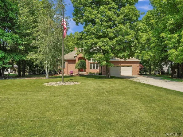 7 Victoria Hts, East Aurora, NY 14052